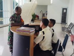 Babinsa Kelurahan Sialang Rampai Sertu Ucok Parluhutan Melaksanakan Kegiatan Komsos Bersama Security Seroja Residen