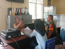 Babinsa Kelurahan Tampan Komsos Bersama Dengan Staf Kelurahan