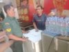 Babinsa Komsos dalam rangka menjalin hubungan yang baik dengan warga binaan di Warung Kopi